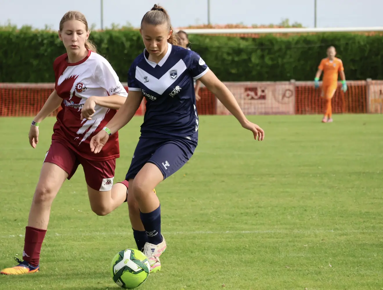 Une joueuse du FC Escalquens dispute le ballon en match
